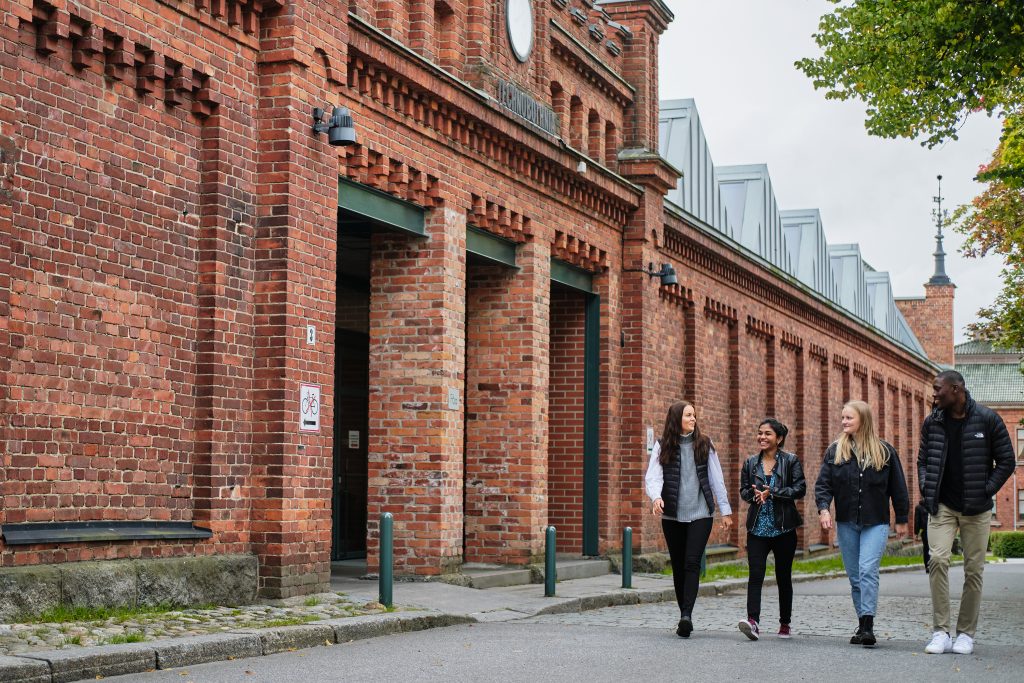 Technobotnia entrance and students