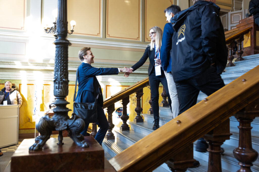 Business handshake in the stairs of Vaasa City Hall, EnergyWeek 2023