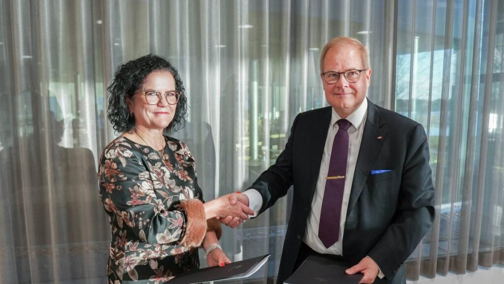 Rector of the University of Vaasa Minna Martikainen and Managing Director of ABB Pekka Tiitinen